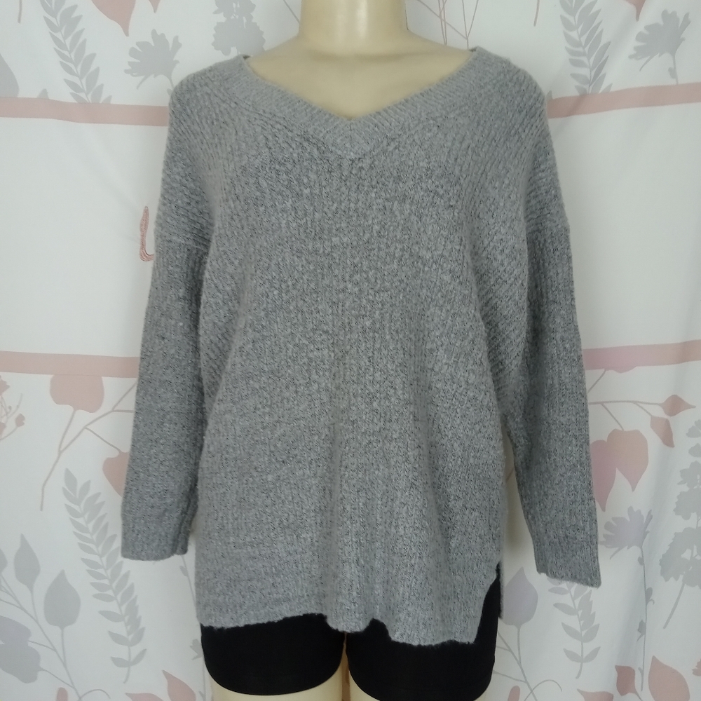 Forever 21 Sleeve V-neck sweater size M